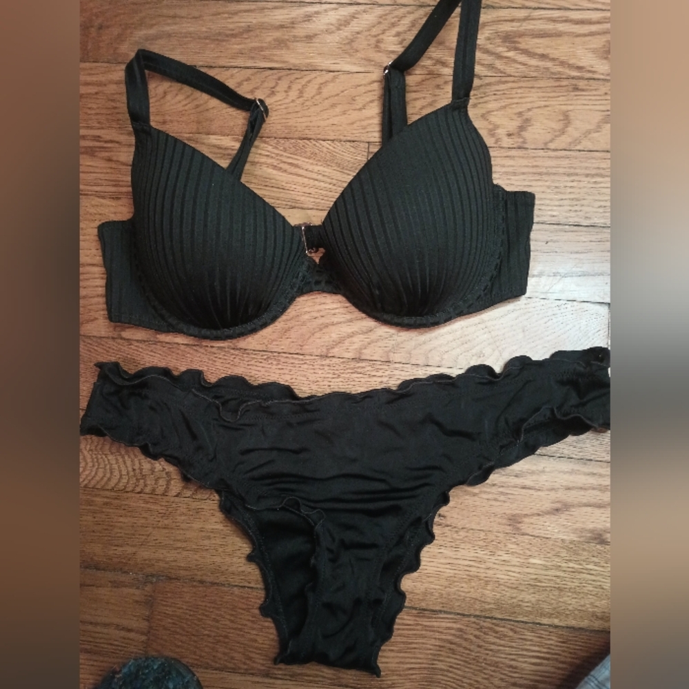 Black Women's bikini SHADE & SHORE 34C TOP RIBBED MED. BOTTOMS W RUFFLE OUTLINE